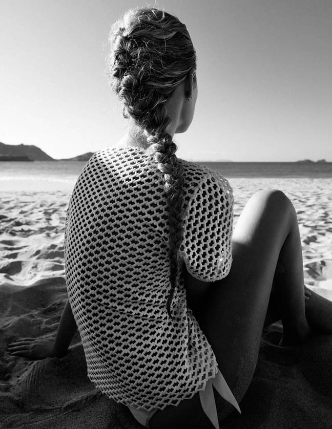 Фото Модель Toni Garrn / Тони Гарн, фотограф Nico / Нико сидит на пляже