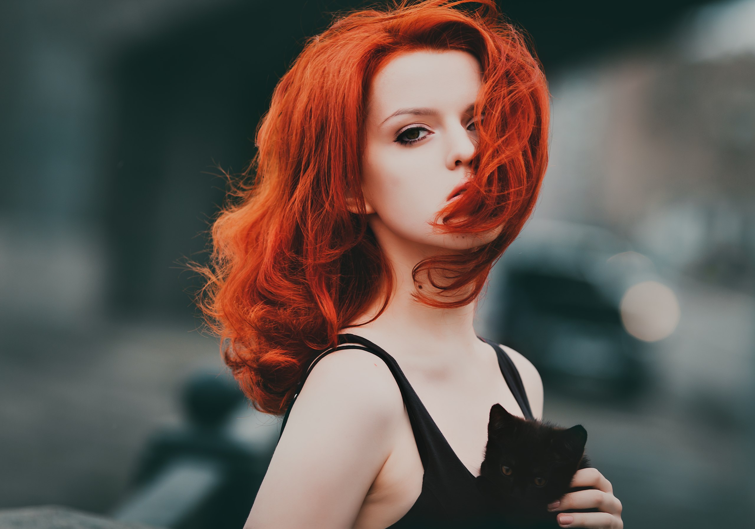 Девушка с рыжими волосами