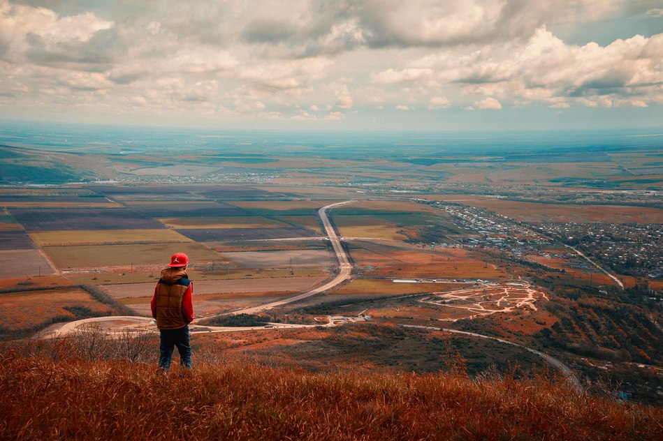 Фото Мальчик смотрит с вершины на город, by Andrew Vasiliev