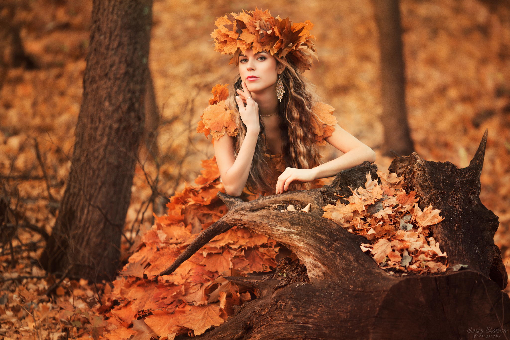  Девушка в осенней листве, фотограф Sergey Shatskov