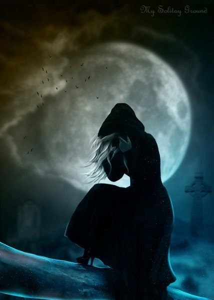 Фото Девушка в черном закрытом плаще с капюшоном стоит на фоне полной луны