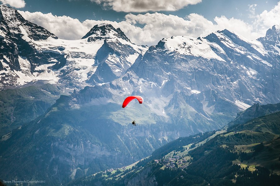 Фото Мужчина на парашюте среди заснеженных гор, by Sasipa Muennuch