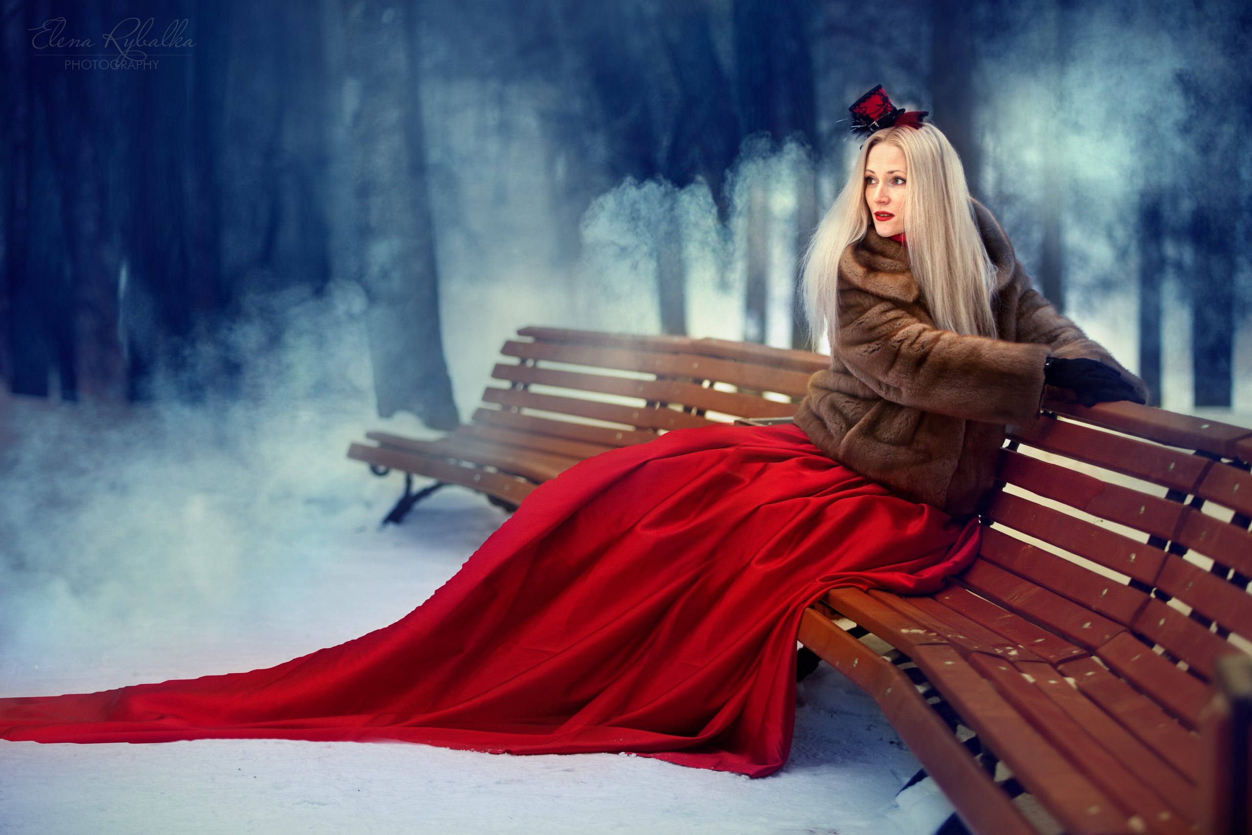 Девушка в платье зимой на улице