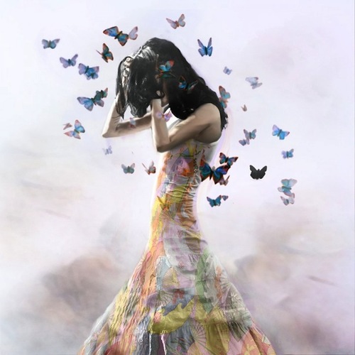 Фото Девушка с порхающими бабочками над ней, ву Christopher Cuseo