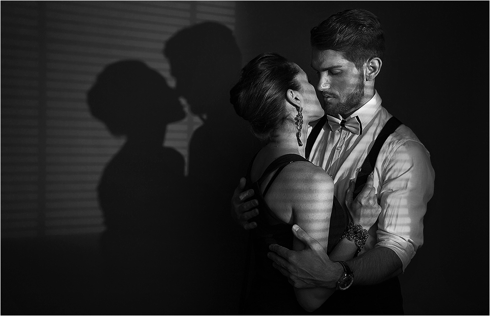 Фото Мужчина и женщина обнимаются в полумраке