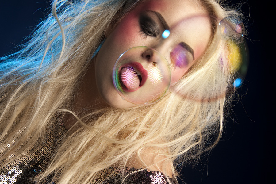 Фото Девушка ловит языком, разноцветные мыльные пузыри