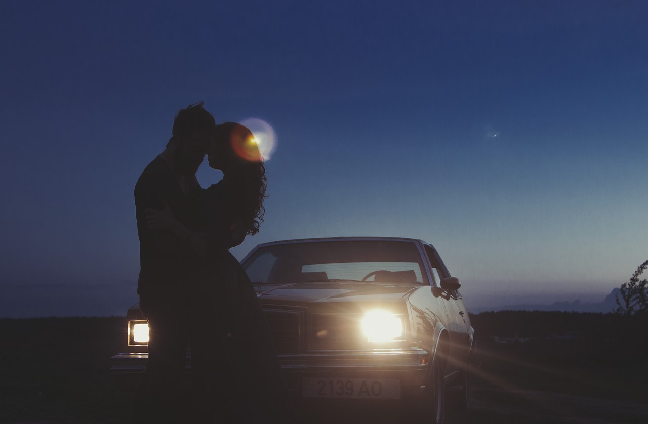 Песня мы в машине у тебя целуемся. Девушка машина закат. Парень возле машины. Парень с машиной на закате. Парень на закате возле машины.