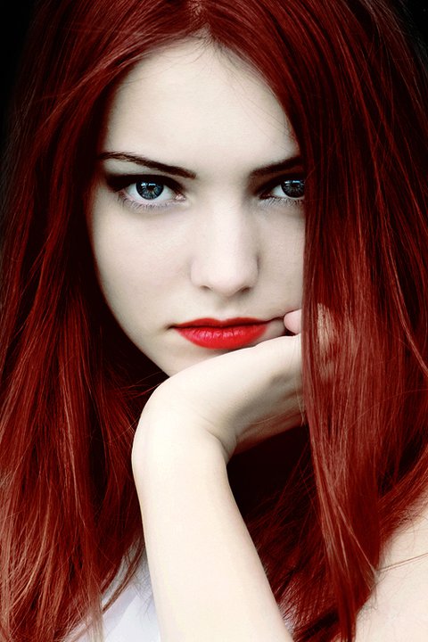 Фото Девушка с голубыми глазами и красными волосами