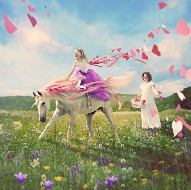 Фото Девочка верхом на лошади, сзади стоит ее мама, автор Шон ван Дел