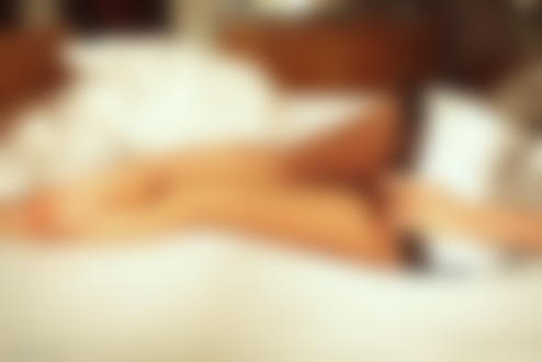 Фото Девушка в черно - белой сорочке лежит на кровати, фотограф Alisa Verner / Алиса Вернер