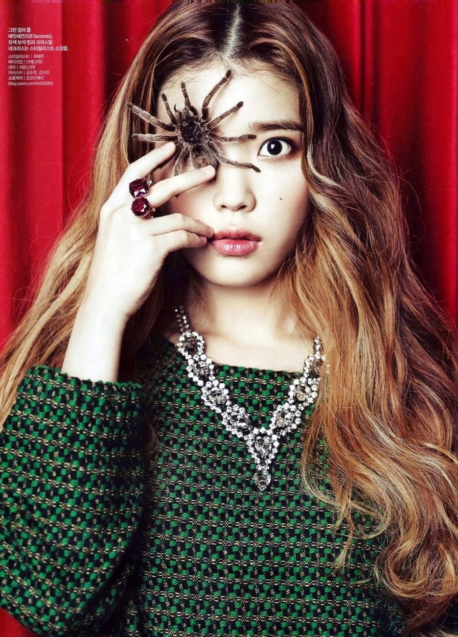 Фото Южнокорейская певица Аю / IU держит паука около глаза