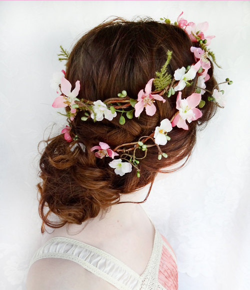 Фото Девушка с прической, украшенной цветами