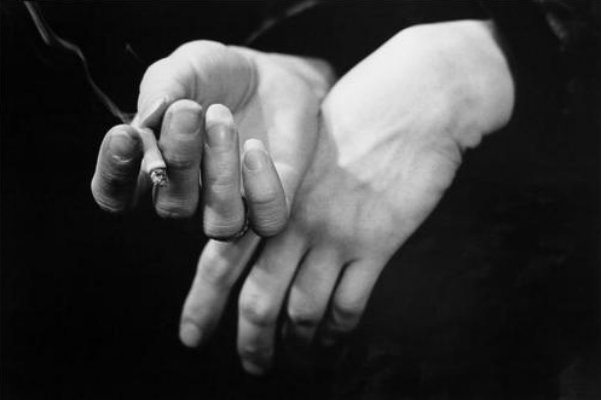 Женская рука с сигаретой - фото и картинки fitdiets.ru