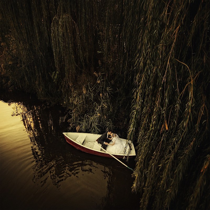 Фото Жених с невестой целуются сидя в лодке, фотограф Игорь Булгак