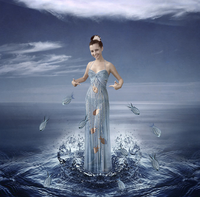 Фото Темноволосая, стройная девушка в длинном, сером платье, стоящая в морской воде, вокруг нее кружат рыбы, выпрыгивающие из воды, автор Ирина Кузнецова