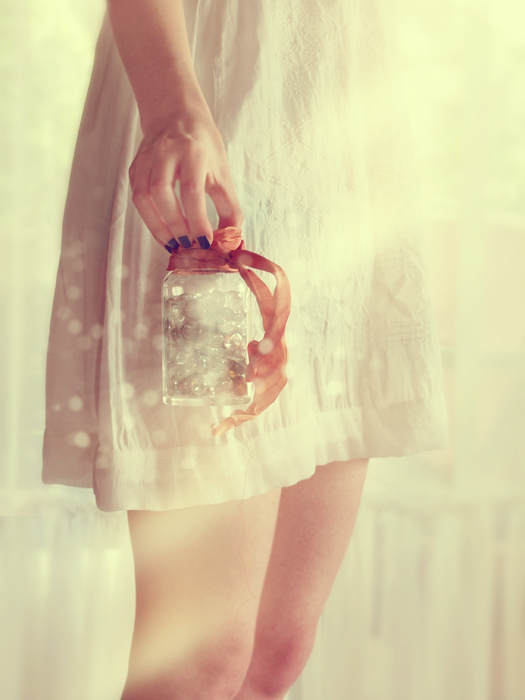 Фото Девушка держит в руке баночку, перевязанную ленточкой, by waveystar