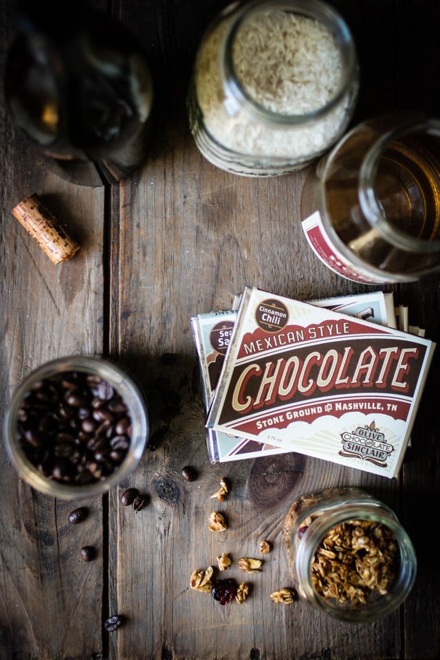Фото Шоколад, орехи, приправы на столе