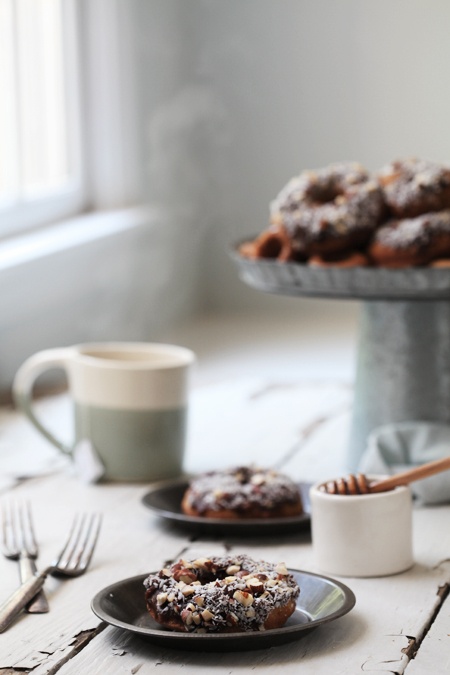 Фото Шоколадный пончики и чашка чая на столе
