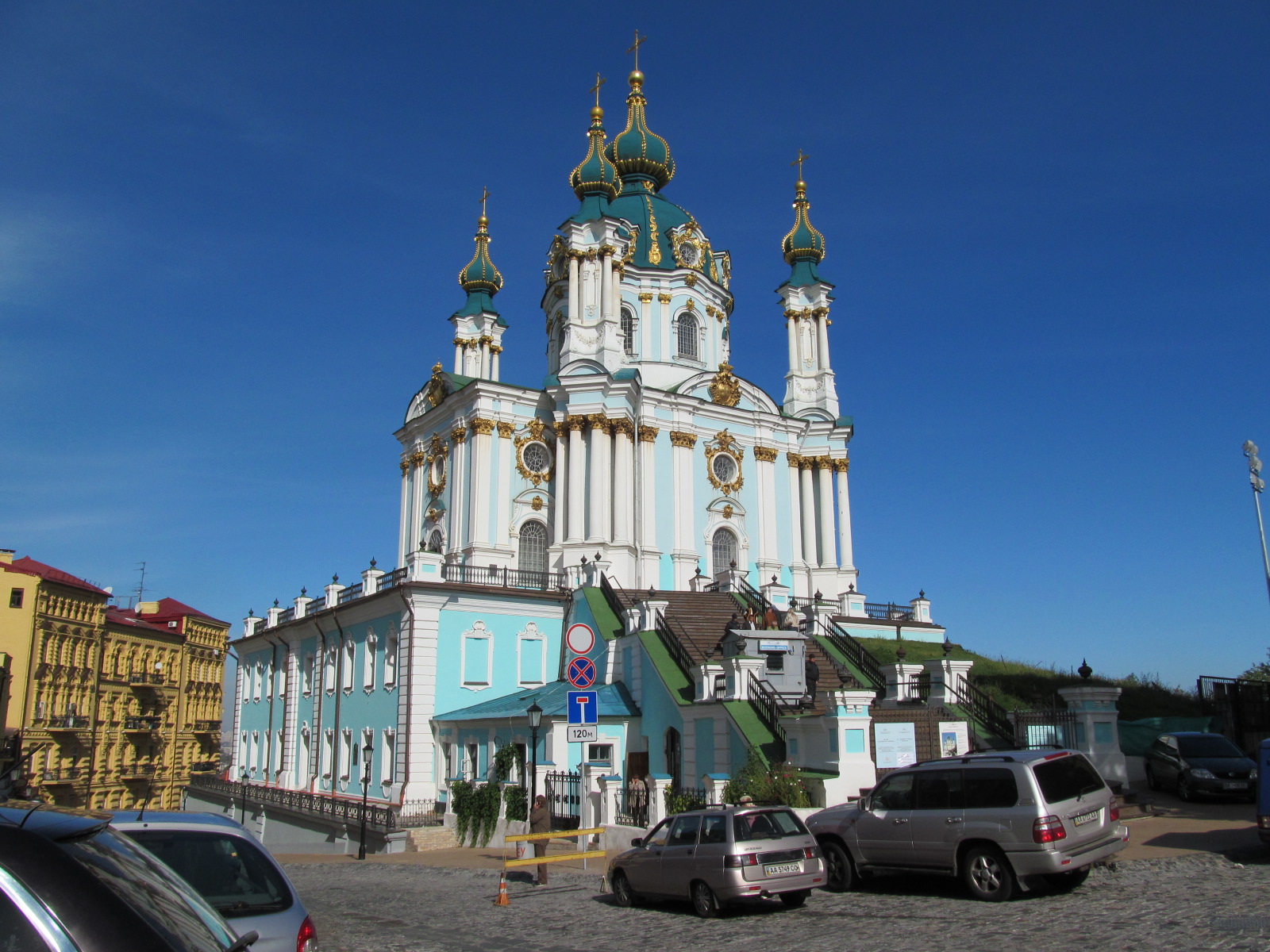 В каком городе можно увидеть церковь изображенную на фотографии