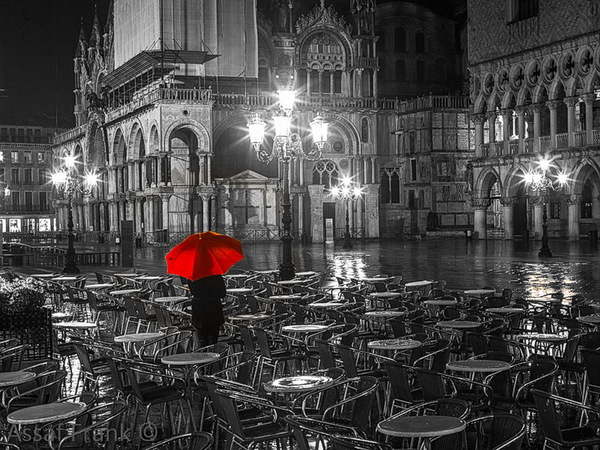 Фото Девушка под красным зонтом среди столиков городского кафе в Париже /  Paris, фото из коллекции Город-женщина и Город Любви, фотограф Assaf Frank
