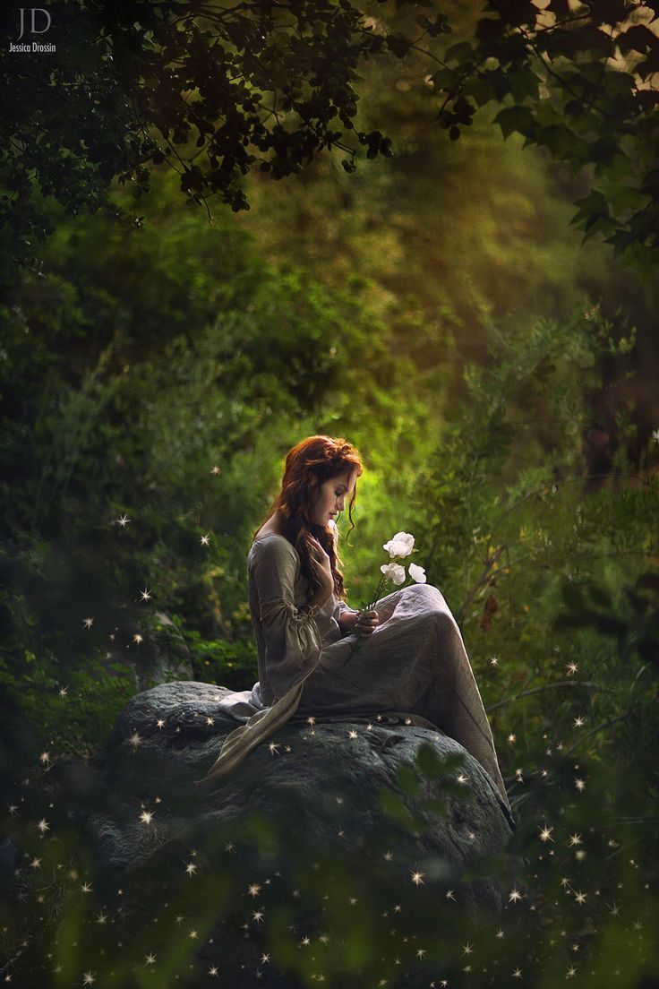 Фото Девушка с цветком сидит на фоне природы, фотограф Jessica Drossin