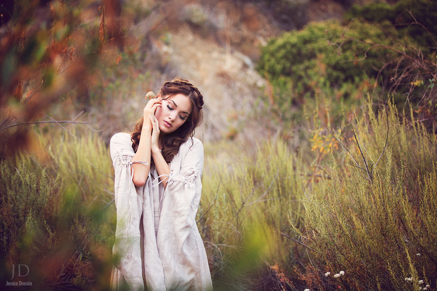 Фото Девушка стоит на фоне природы, фотограф Jessica Drossin