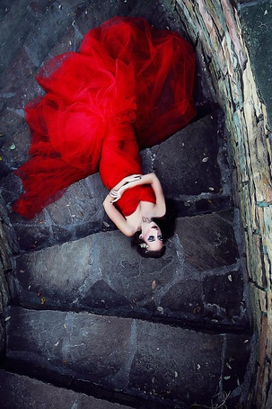 В красном платье на ступеньках