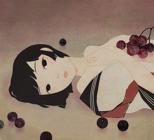 Фото На груди у девушки лежит гроздь винограда