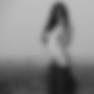 Фото Девушка в поле в тумане