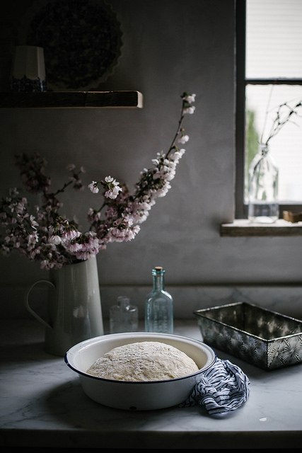 Фото Миска с едой, форма для выпекания и ваза с цветами на столе