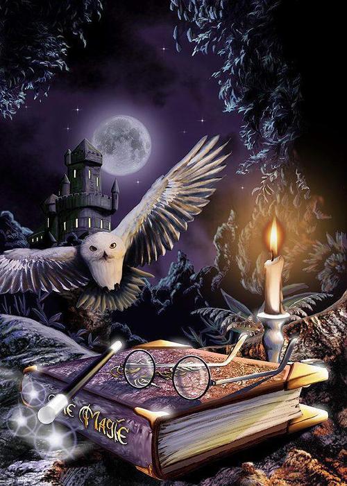 Фото Сова летит к книге по магии на которой лежат очки и волшебная палочка, рядом горит свеча, на фоне замка и полной луны, арт на книги про Гарри Поттера