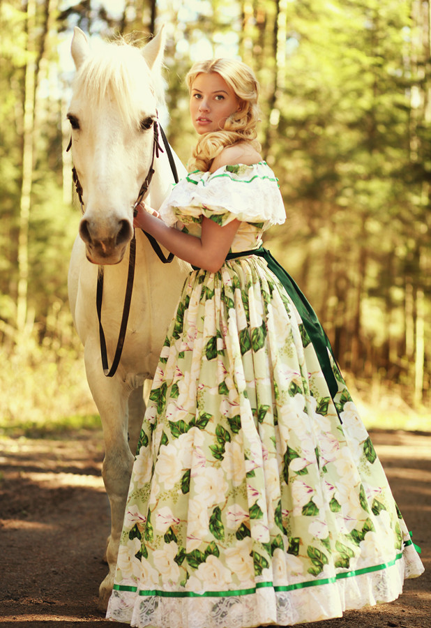 Фото Девушка с конем летним днем