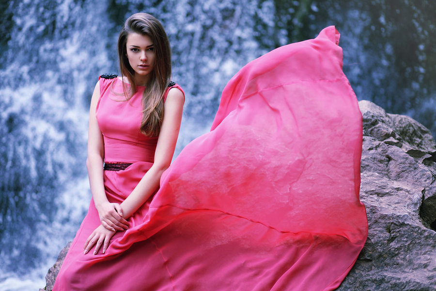 Фото Девушка в розовом платье и ветер развивает его