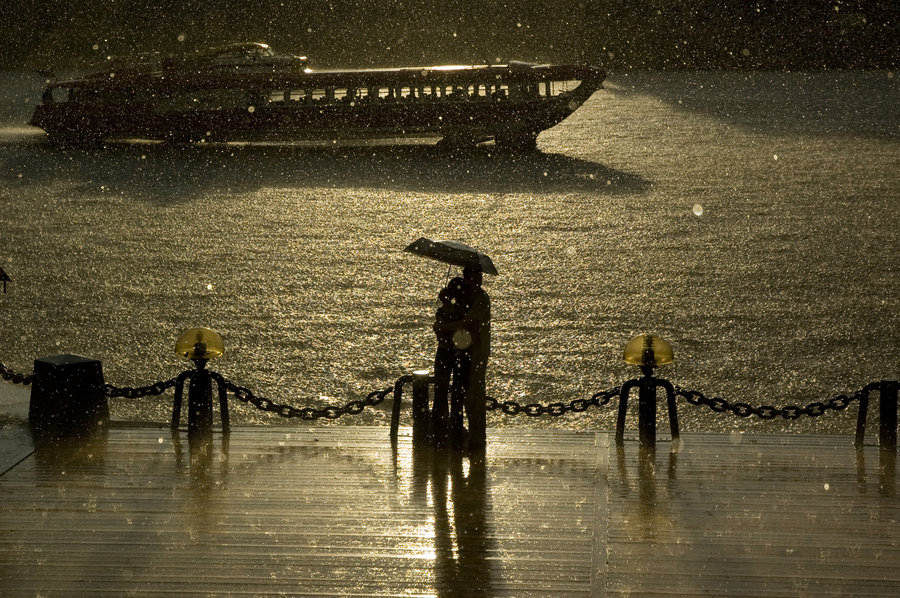 Фото Влюбленная пара стоит на набережной под дождем, by Photoleto