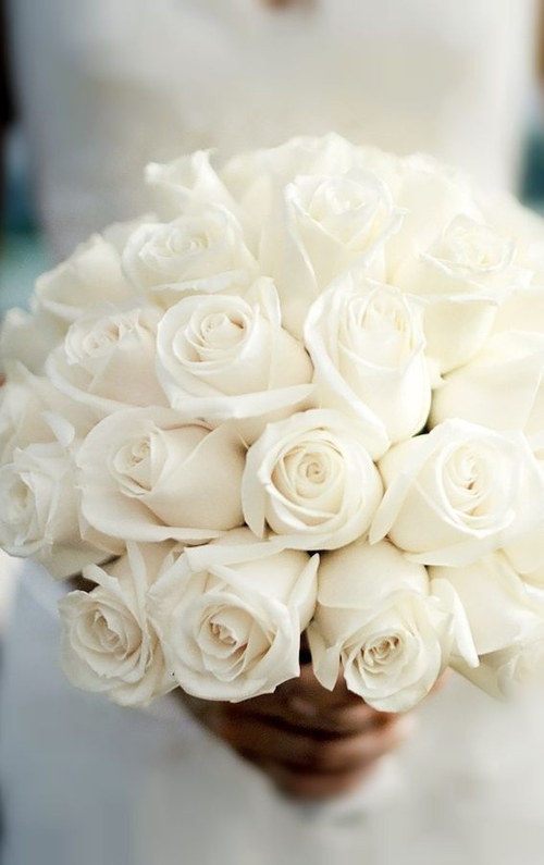 Фото Букет белых роз в руках невесты