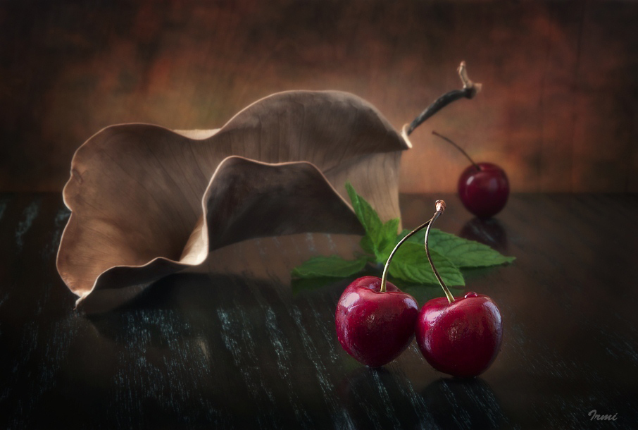 Фото Сухой лист и вишня с каплей воды