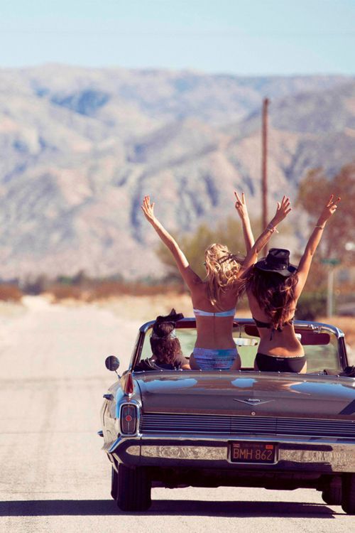 Фото Девушки едут на машине