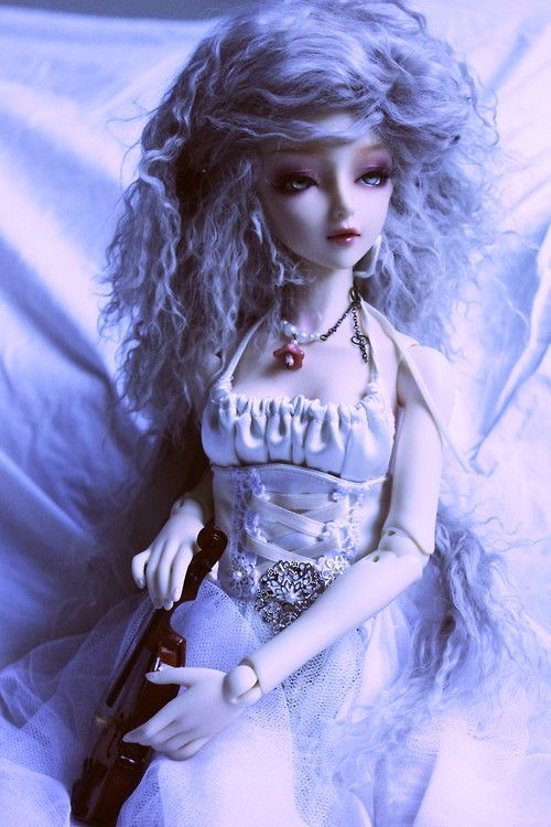 Фото Девушка кукла со скрипкой