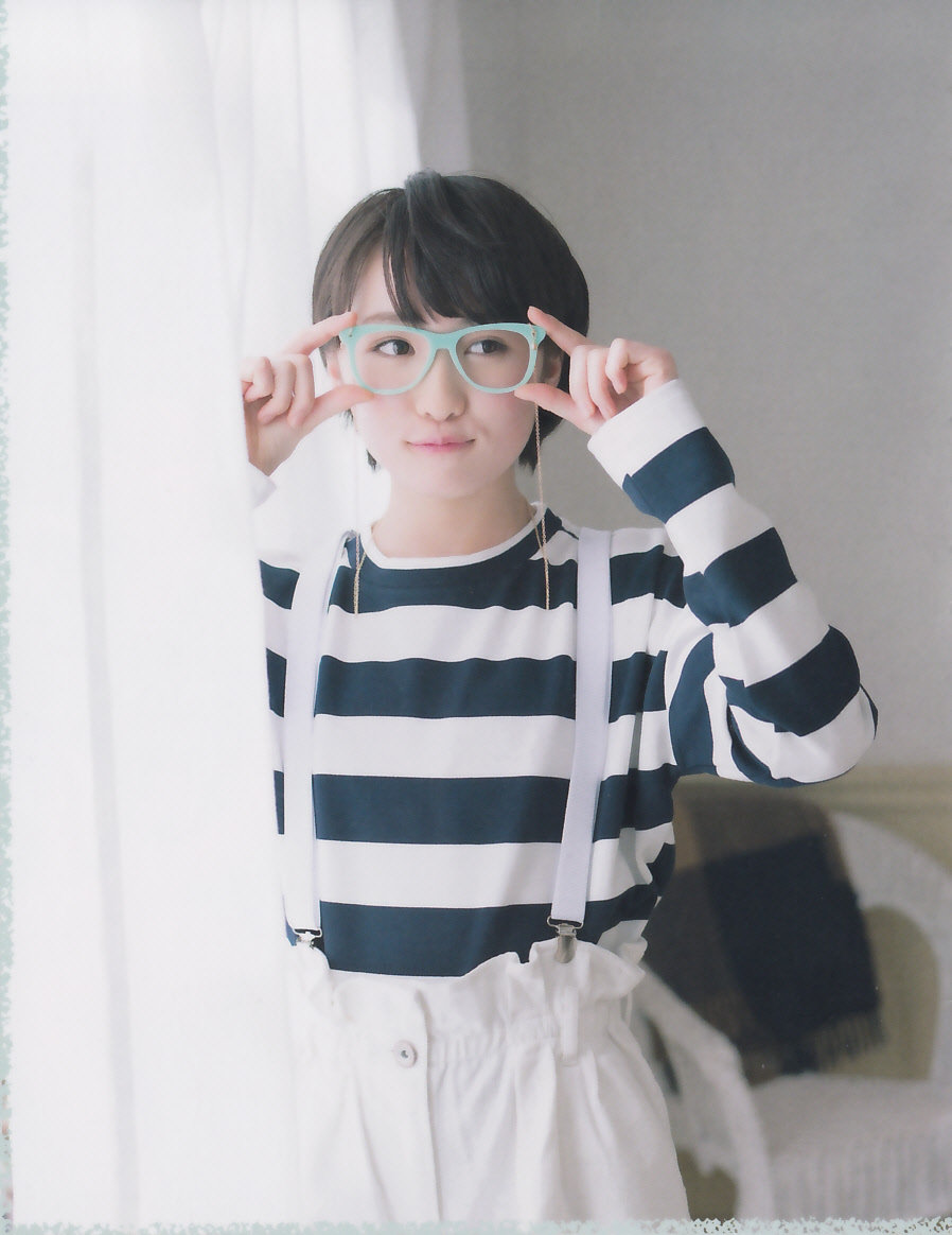 Фото Японская певица Кудо Харука / Kudo Haruka держит руками оправу очков