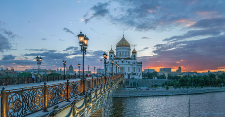 Фото Красивый вечерний закат над мостом