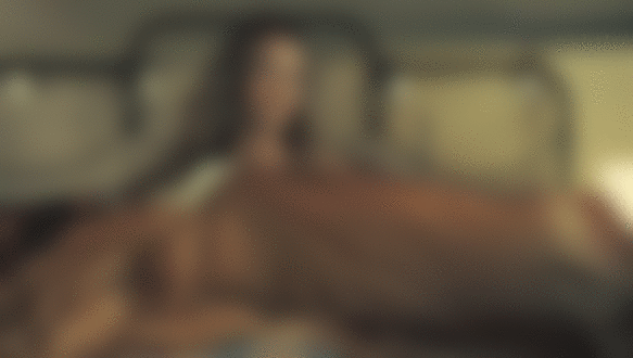 Фото Jessica Alba / Джессика Альба зовет к себе в постель, кадр из фильма Удачи, Чак / Good Luck Chuck