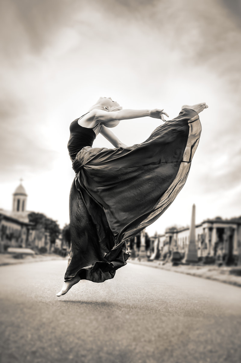 Фото Девушка в танцевальном прыжке над дорогой, by visualsoup