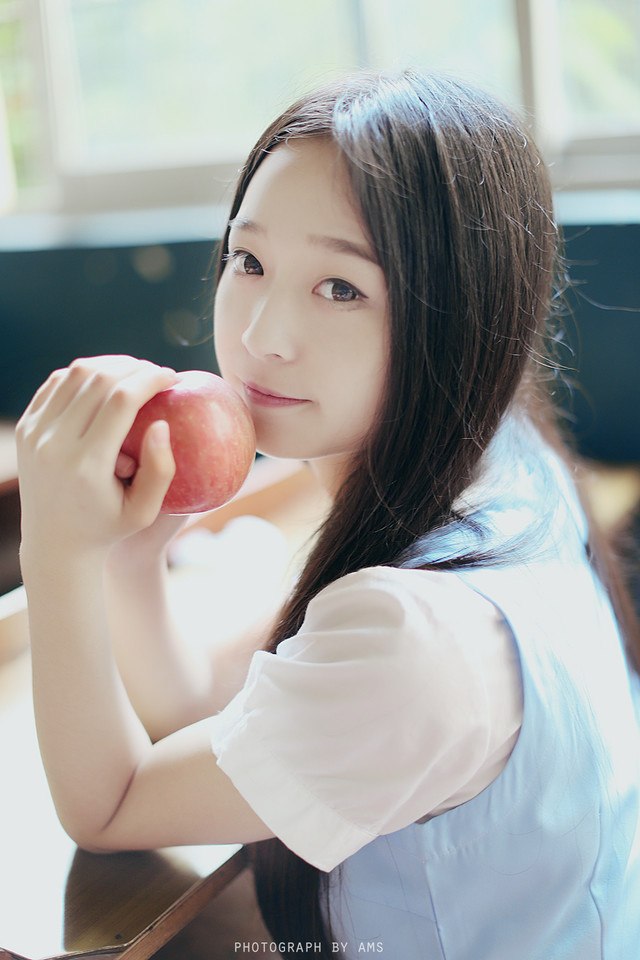 Фото Девушка азиатка держит в руках яблоко, by AMS