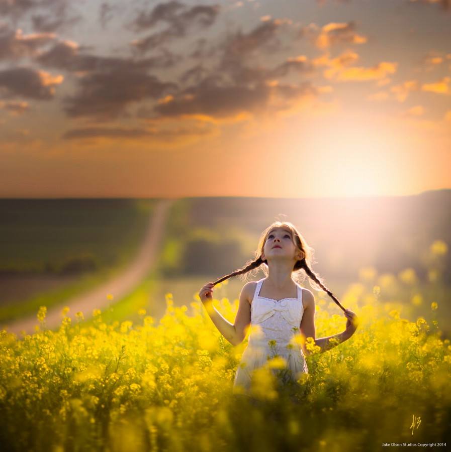 Фото Девочка стоит в поле, ву Jake Olson Studios