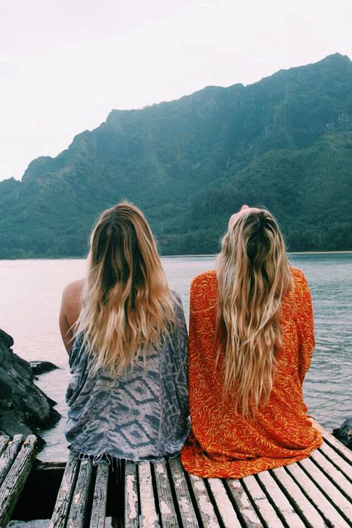 Фото Две девушки сидят на мостике