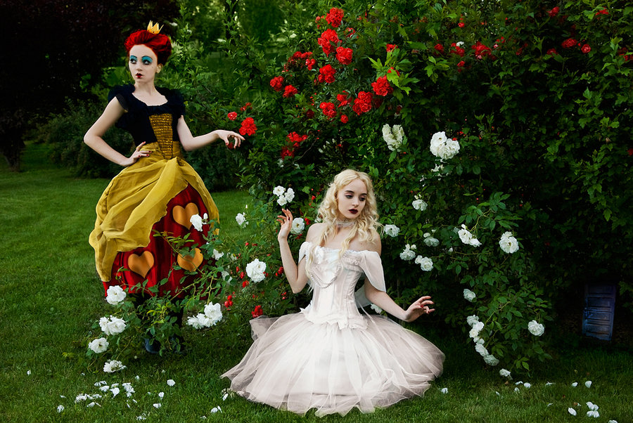 Фото Две принцессы в саду