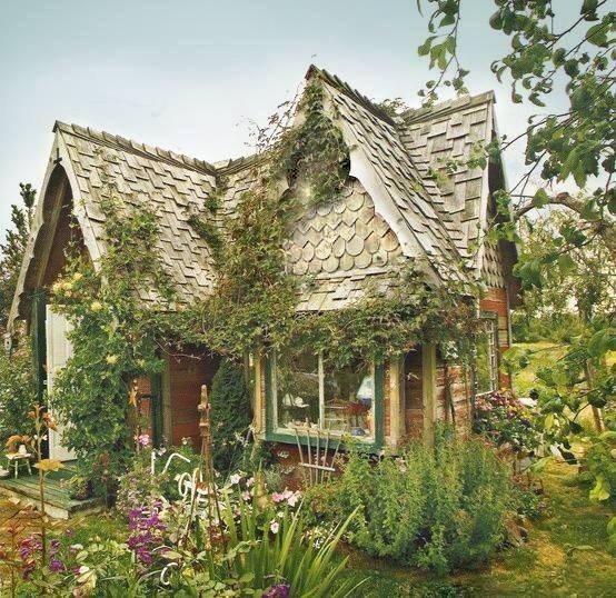 Серый дом с зеленой крышей - 75 фото