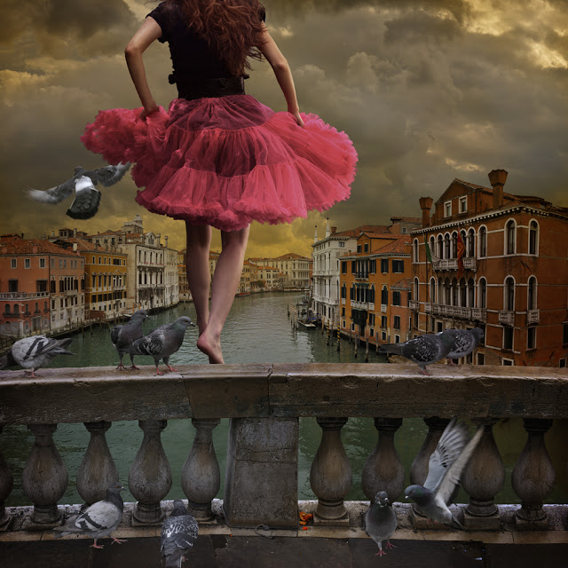 Фото Девушка в красной юбке шагнула ранним утром с моста в Большой канал / Canal Grande, г. Венеция / Venezia, фотограф Tom Chambers / Том Чемберс