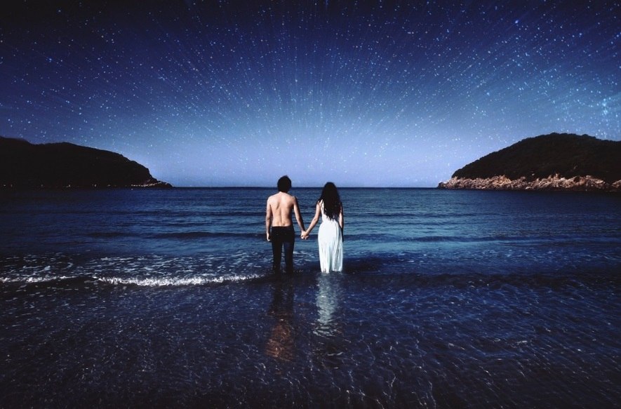 Фото Мужчина с девушкой держась за руки стоят в море на фоне звездного неба, by Felicia Simion