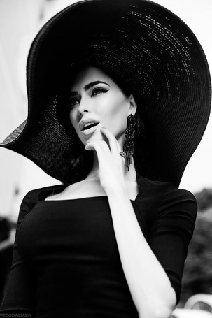 Девушка в шляпе черно белое фото без лица